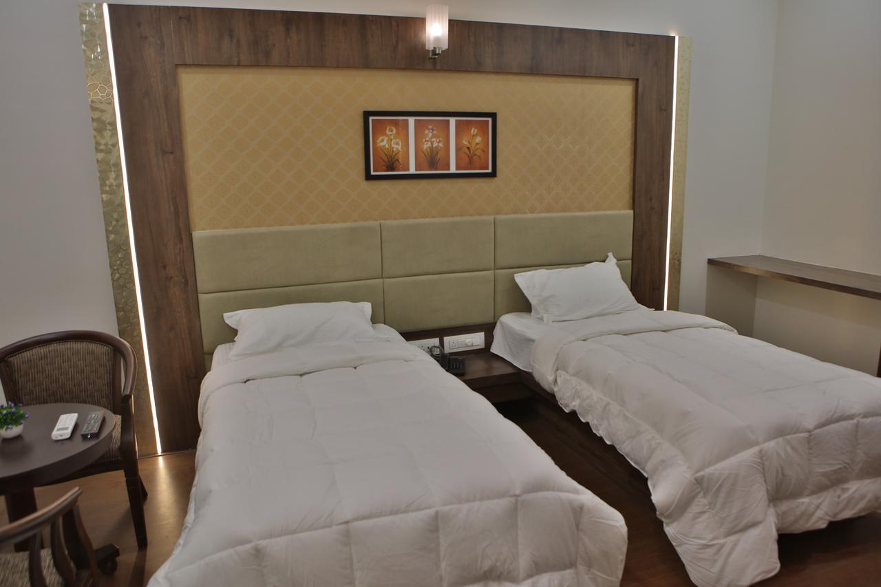 Hotel K P Pride Jālgaon Zewnętrze zdjęcie